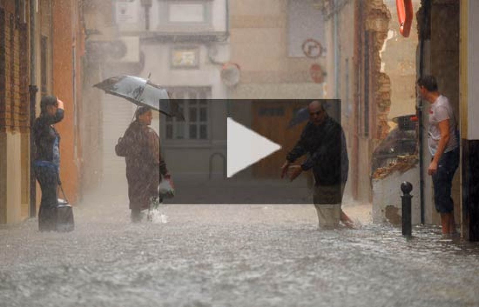 Una fuerte tromba de agua inunda Sueca, Valencia