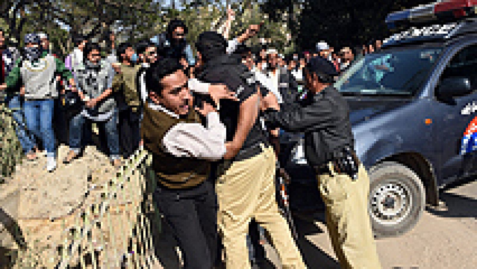  Al mes tres personas han resultado heridas, dos de ellas de bala, en una protesta producida este viernes en Karachi, en el sureste de Pakistán, al dispersar la Policía una marcha islamista ante el consulado de Francia para protestar por la publicación de caricaturas de Mahoma de la revista satírica `Charlie Ebdo¿.