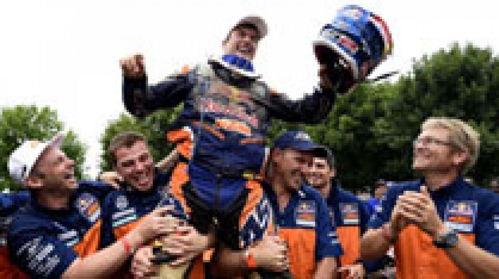 El piloto español de KTM, Marc Coma, ha entrado en la historia del Rally Dakar al conquistar su quinto título en la categoría de motos en esta edición de 2015, también es su segunda corona seguida.