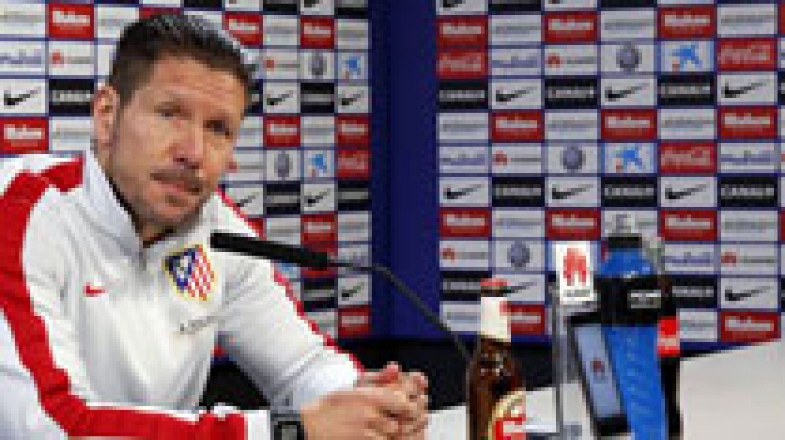 El argentino Diego Simeone, entrenador del Atlético de Madrid, ha confirmado este sábado la titularidad de Fernando Torres y del croata Mario Mandzukic en la delantera para el partido de este domingo frente al Granada, en el que el francés Antoine Griezmann comenzará el encuentro desde el banquillo.