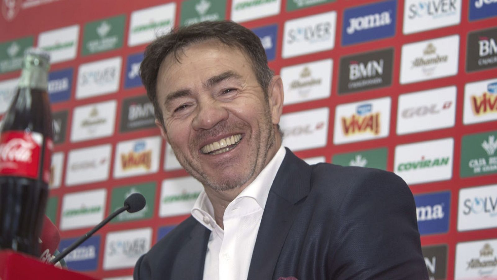 Abel Resino ha sido presentado como nuevo entrenador del Granada. El reto es salvar al equipo -ultimo en la clasificación- como ya lo hizo en 2012. Curiosidades del destino: entonces cogía al equipo en la misma jornada.
