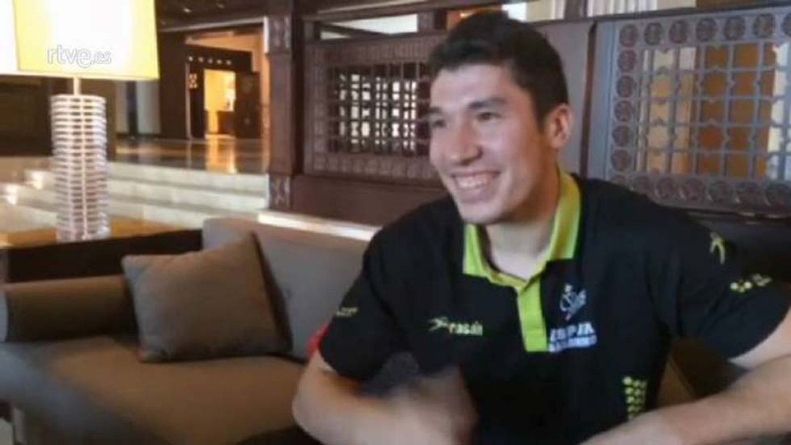 Albert Rocas, en el Mundial de Catar (7): Escucha los chistes de los jugadores de la selección española. Escoge el que más te gusta y gana una camiseta firmada por todos.