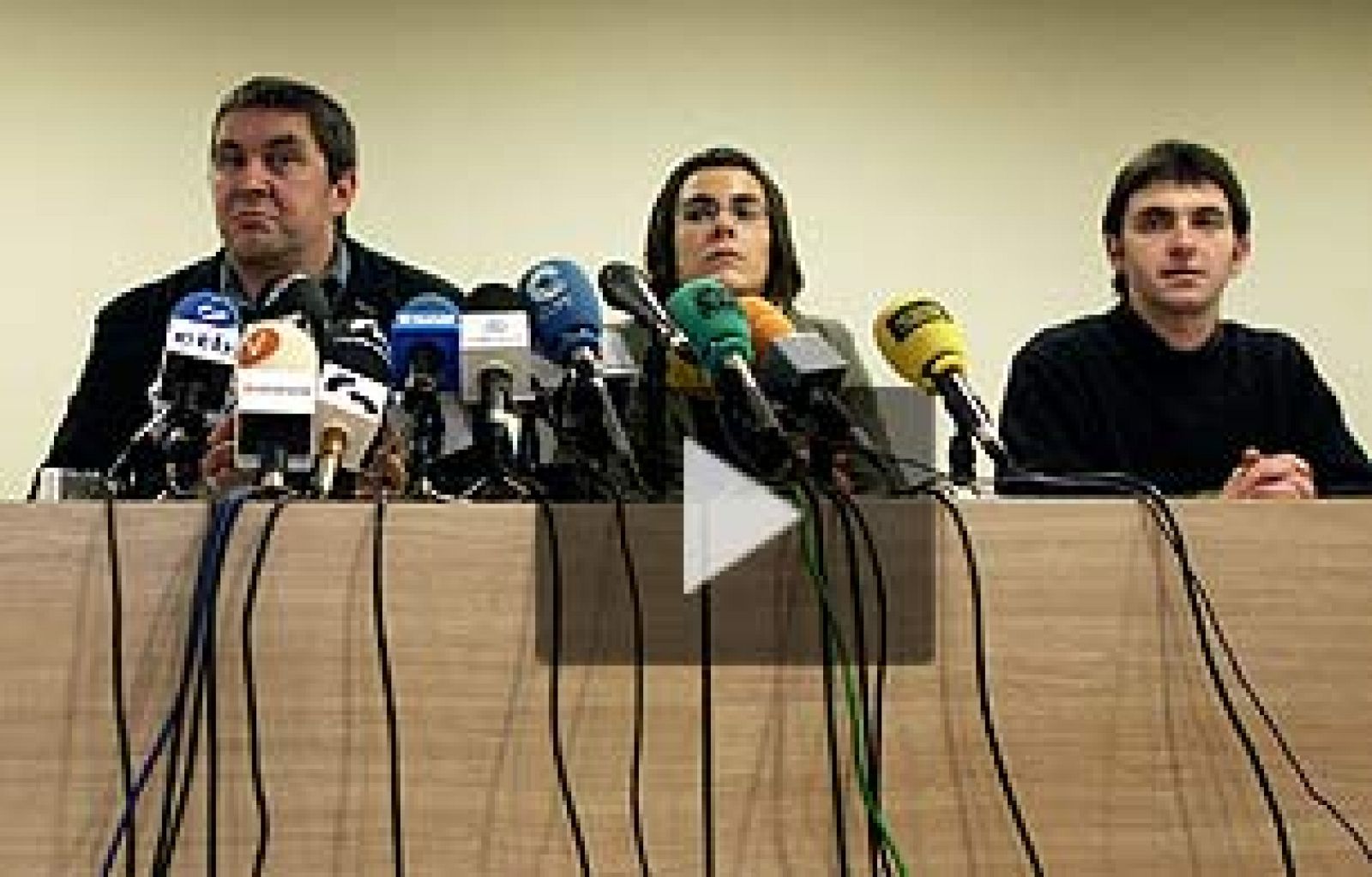  El portavoz de Batasuna en Francia, Xabi Larralde, y otros diez activistas vascofranceses han sido detenidos en una operación policial contra el entorno de ETA.