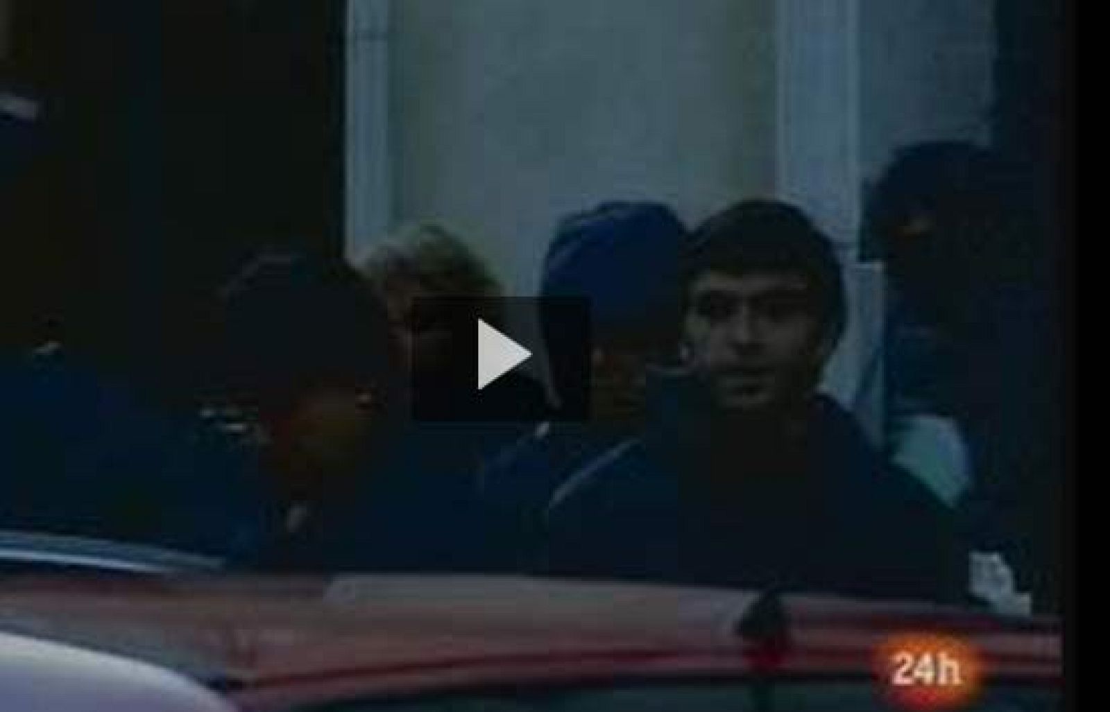 La Policía francesa ha detenido a doce dirigentes de Batasuna en Francia, donde se podría abrir un proceso de ilegalización de esta organización, ilegal en España pero legal en el país galo.