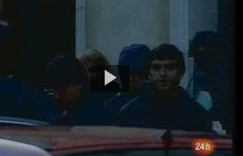  La Policía francesa ha detenido a doce dirigentes de Batasuna en Francia, donde se podría abrir un proceso de ilegalización de esta organización, ilegal en España pero legal en el país galo.