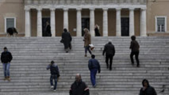 Telediario 1 - Grecia ha sufrido un retroceso del PIB del 25% en cinco años