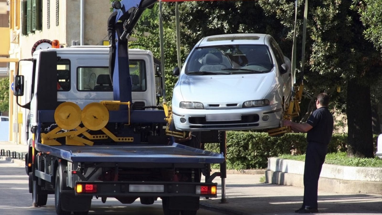 Multan por exceso de velocidad a un coche averiado que iba en la grúa