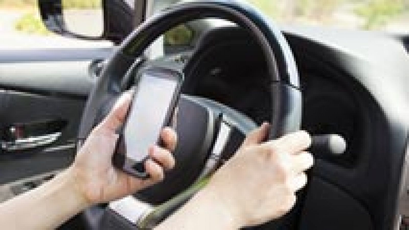 Telediario 1: Mandar mensajes al conducir multiplica por 23 el riesgo de accidente | RTVE Play