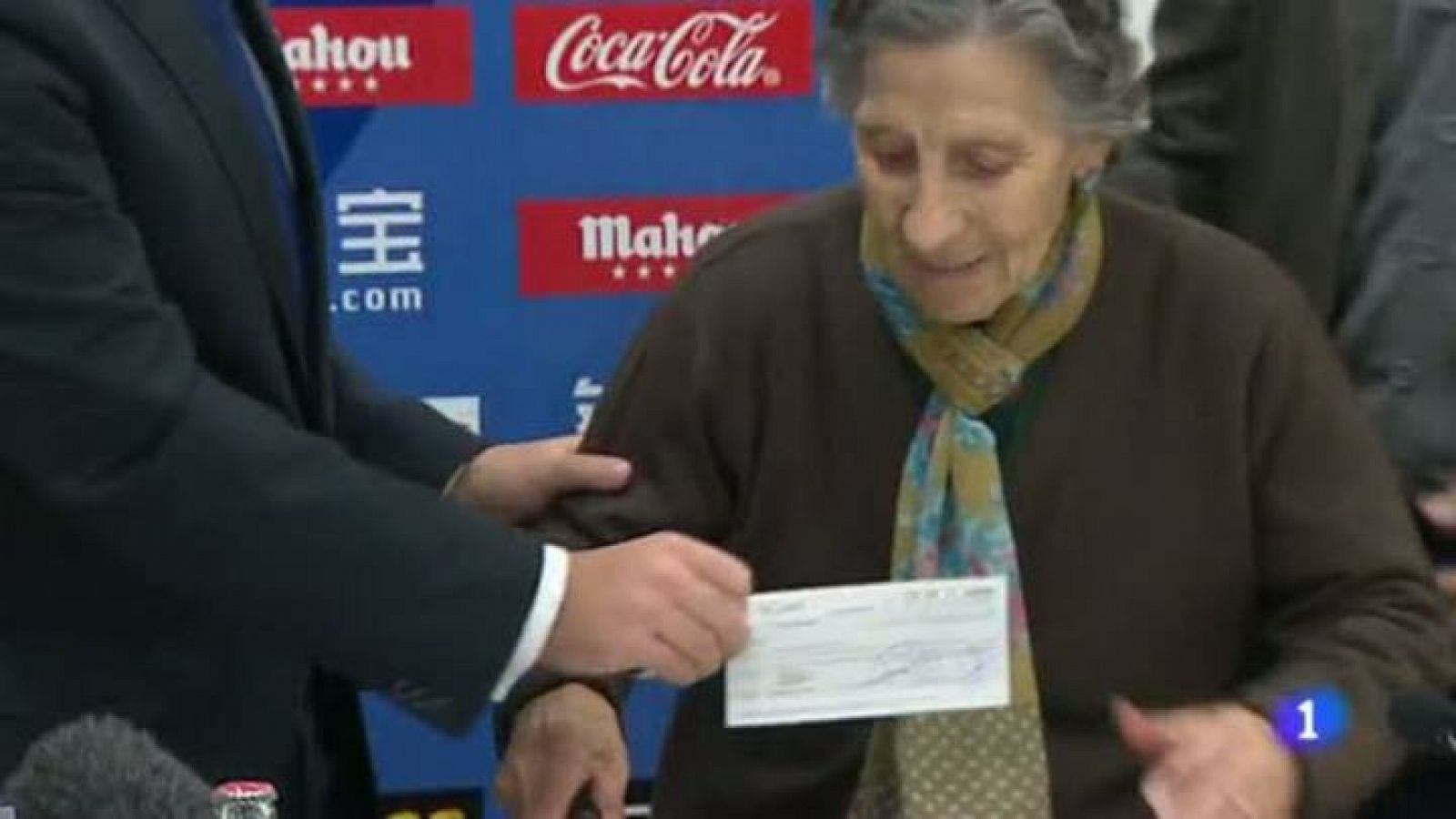Telediario 1: Carmen, la anciana desahuciada, compartirá su cheque con Wilfred | RTVE Play