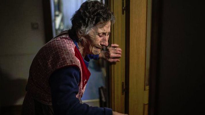 Telediario 1 - Carmen, la anciana desahuciada, compartirá su cheque con Wilfred