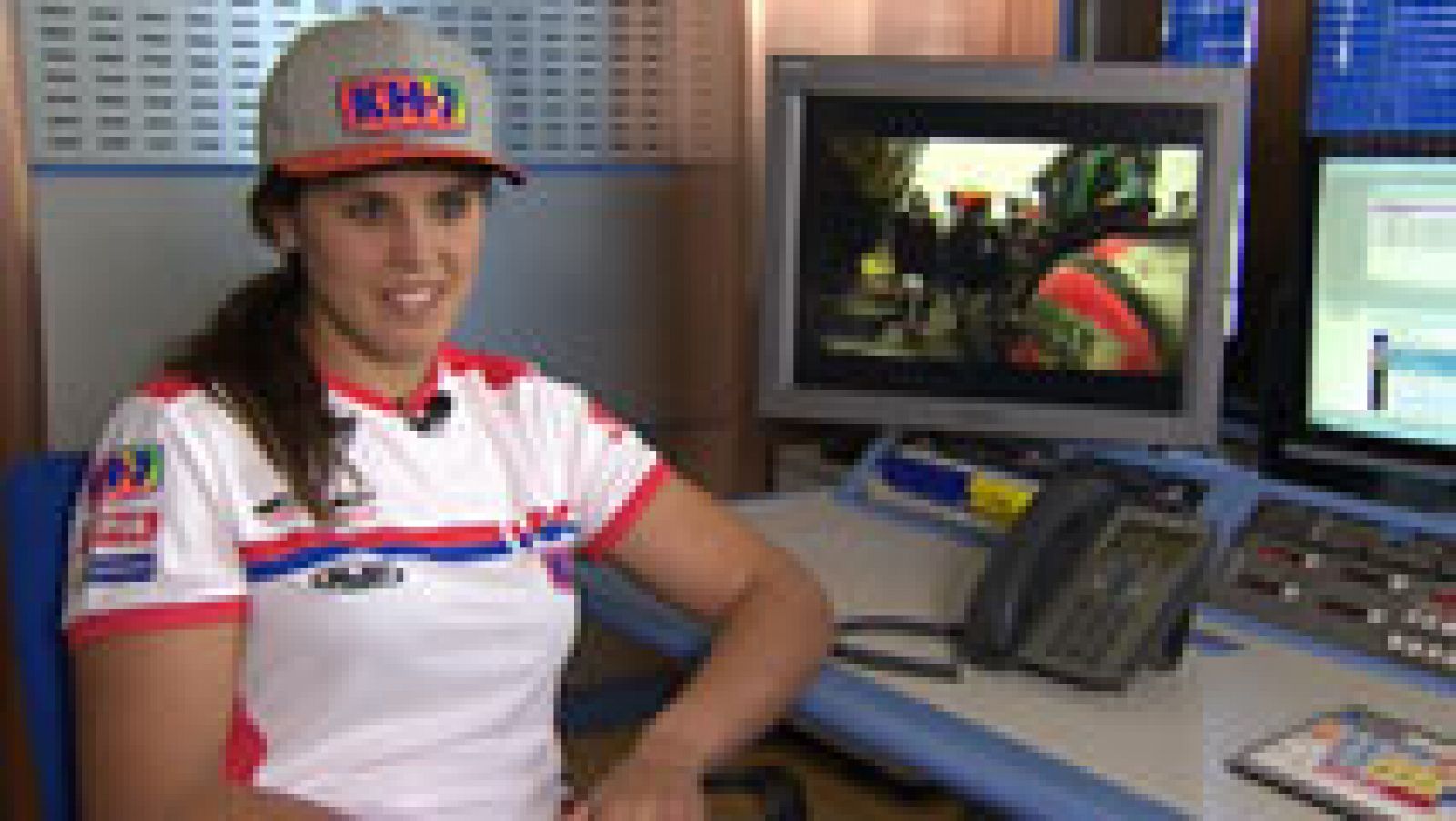 La piloto catalana ha estado de visita en la redacción del Telediario Aunque es una mujer, compite de tú a tú con los hombres, como acaba de demostrar en el Dakar