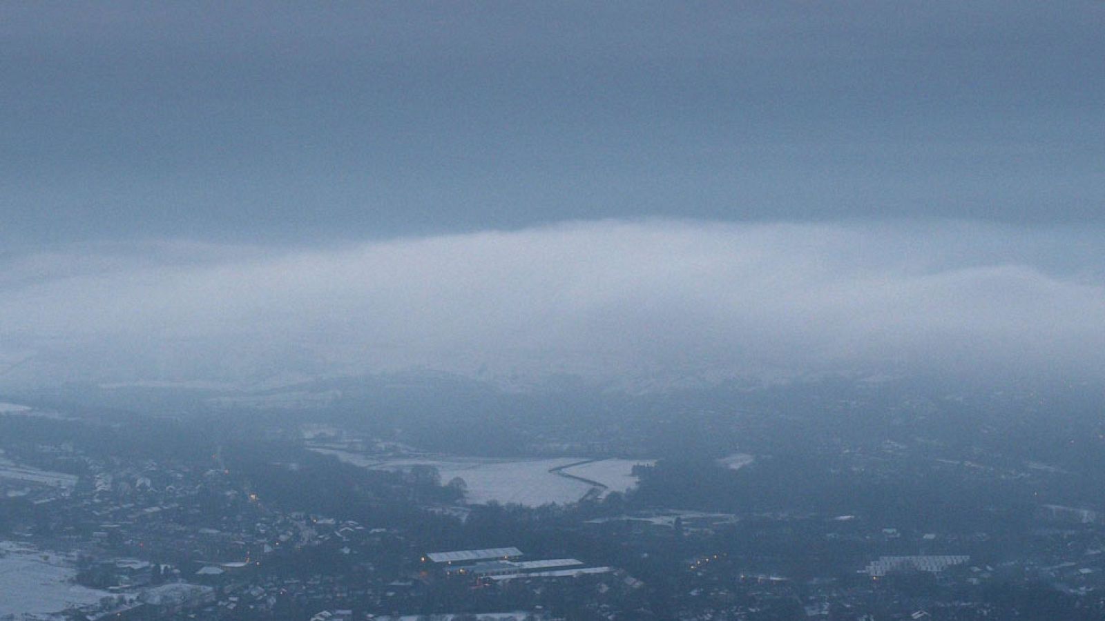 Nuboso en el extremo norte peninsular, con precipitaciones en la segunda mitad el día en el Cantábrico oriental y Pirineo occidental