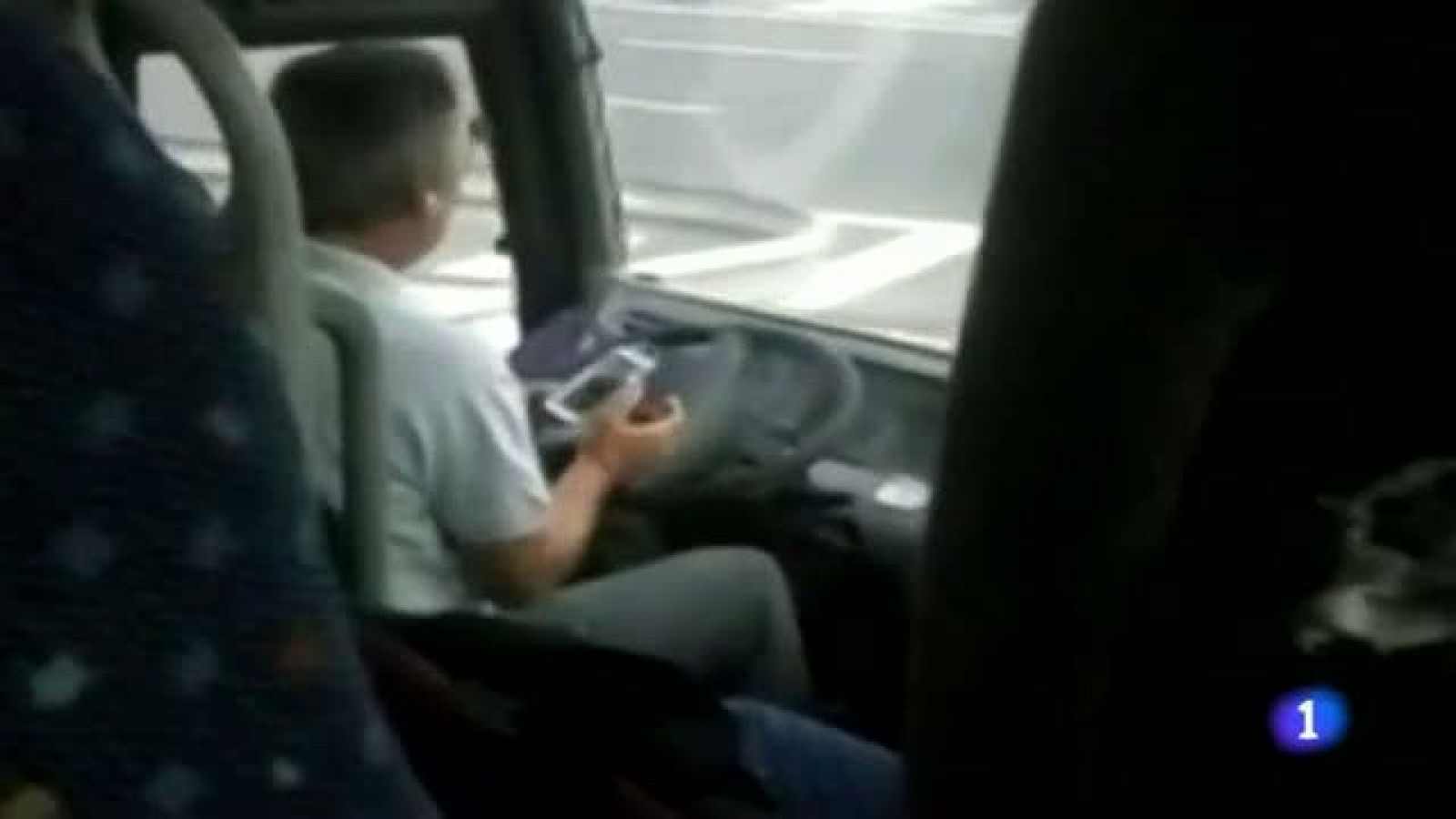 Telediario 1: Despiden al conductor de un autobús escolar que conducía mientras mandaba mensajes con el móvil | RTVE Play