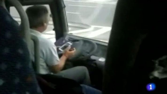 Telediario 1 - Despiden al conductor de un autobús escolar que conducía mientras mandaba mensajes con el móvil