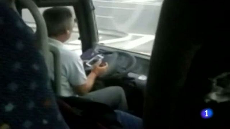 Despiden al conductor de un autobús escolar que conducía mientras mandaba mensajes con el móvil