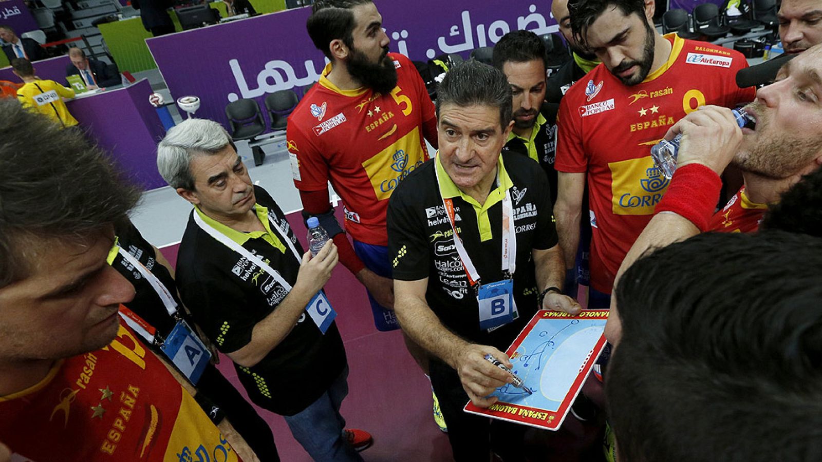 Los 'Hispanos' están aprovechando la jornada de descanso en el Mundial para reunirse con los aficionados españoles y estudiar a su rival en octavos, Túnez.