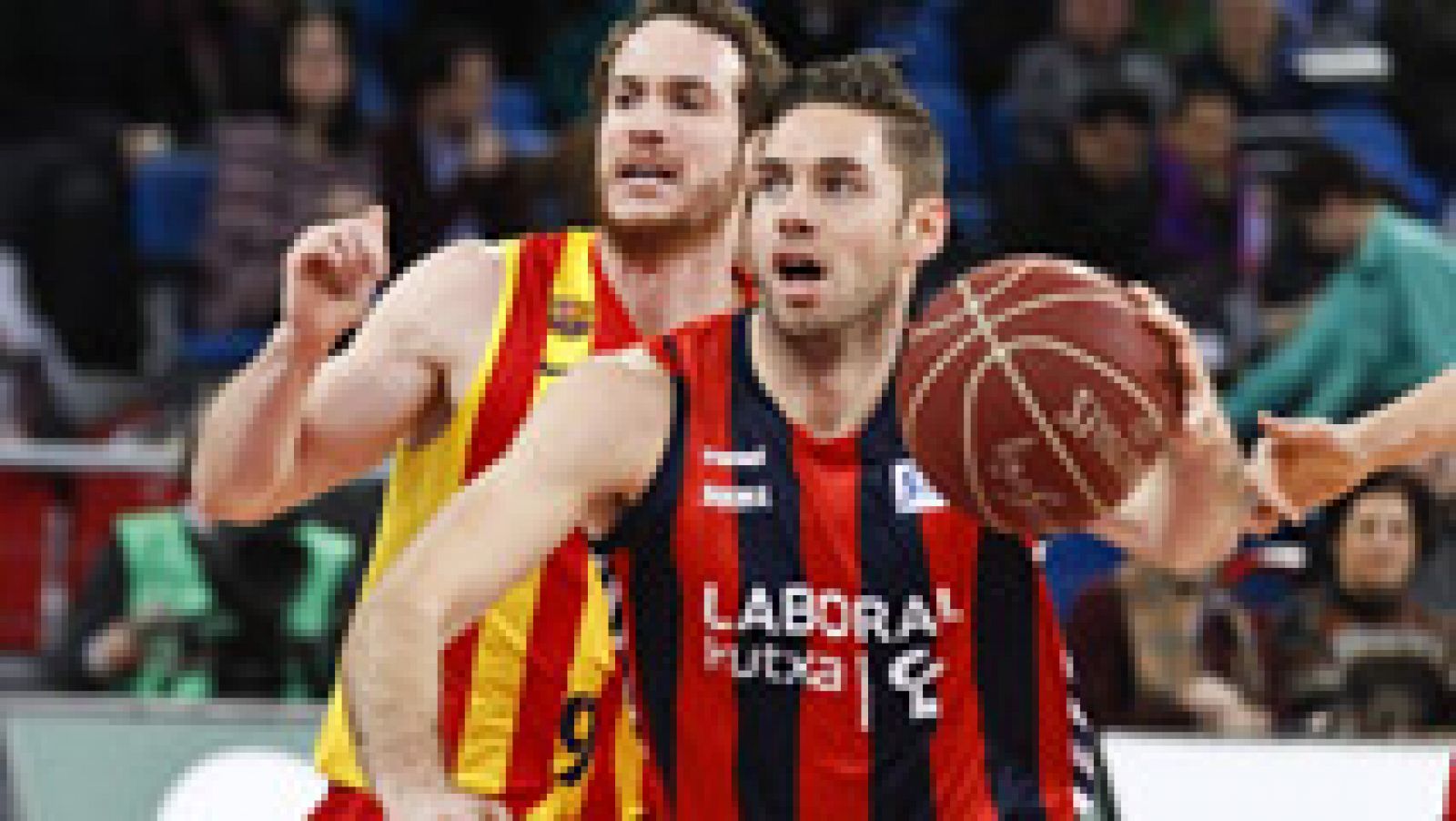 El Laboral Kutxa ha logrado una victoria importante en un intenso partido contra el Barcelona, que no pudo con el cuarteto mágico del Baskonia: San Emeterio, James, Causeur y Bertans.