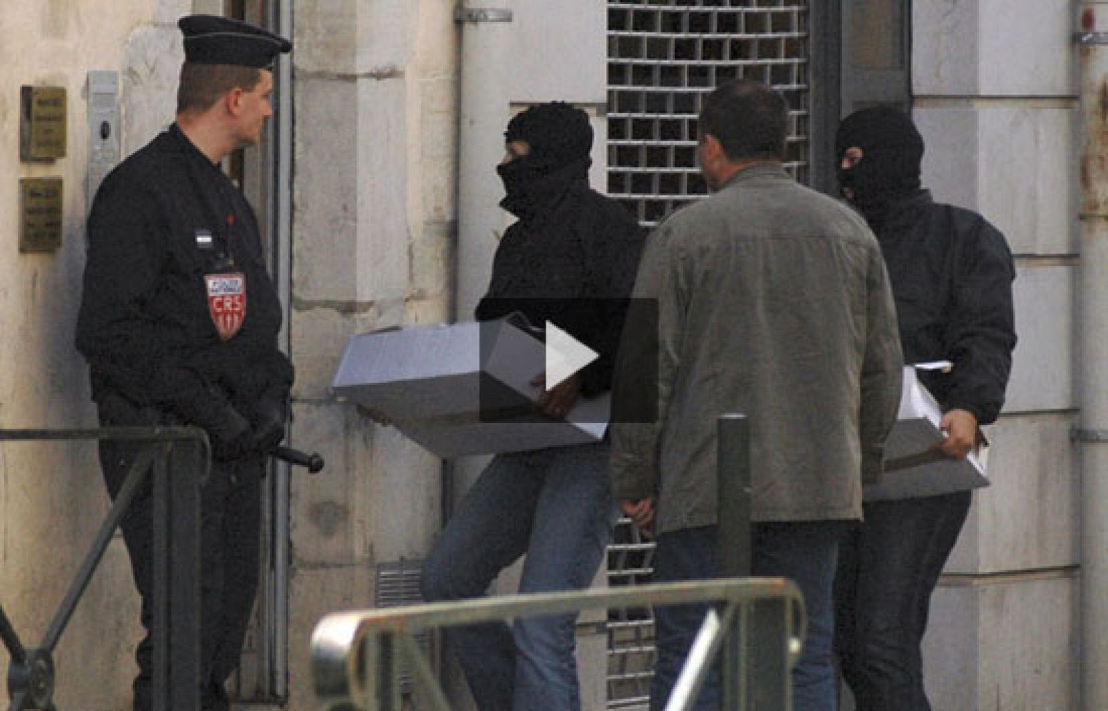Tras las detenciones de los dirigentes de Batasuna en Francia los registros han continuado durante todo el día en la sede de Batasuna en Bayona.