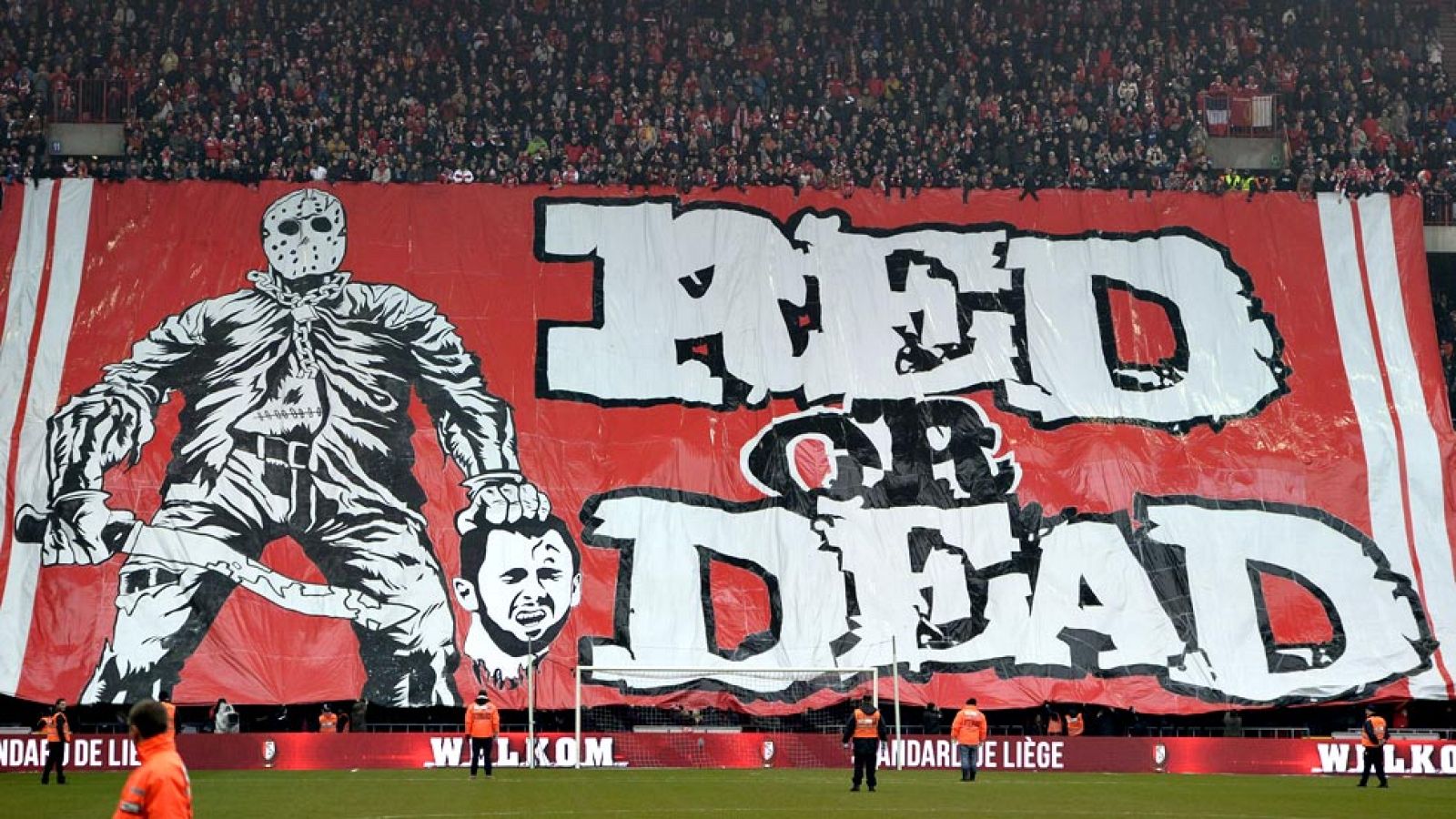 Los aficionados del Standard de Lieja belga mostraron una dura pancarta en contra de su excapitán, el internacional Defour, que ahora defiende los colores del Anderlecht. El jugador, además, fue expulsado por lanzar un balonazo a la grada y se produj