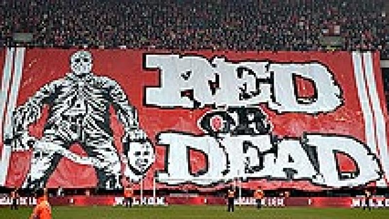 Los aficionados del Standard de Lieja belga mostraron una dura pancarta en contra de su excapitán, el internacional Defour, que ahora defiende los colores del Anderlecht. El jugador, además, fue expulsado por lanzar un balonazo a la grada y se produj