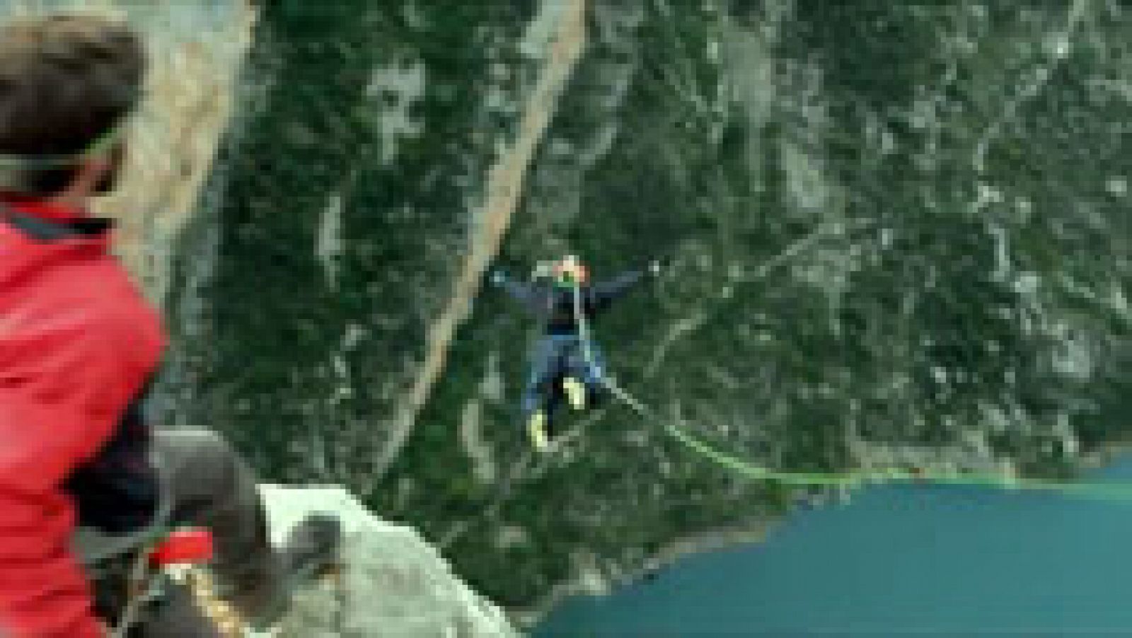 Telediario 1: Baten el récord del mundo de caída libre con cuerda | RTVE Play