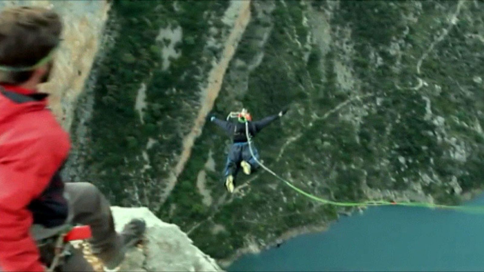 El saltador Ucraniano Bokoch ha consiguido el récord del mundo de caída libre con cuerda con 1,082 pies, más de 400 metros de caída en 12 segundos sobre el río Noguera, entre Cataluña y Aragón.