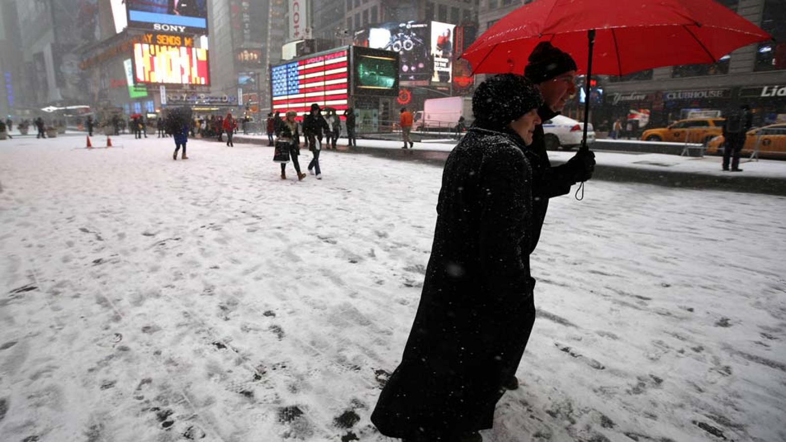 Nueva York prohíbe la circulación por un temporal de nieve
