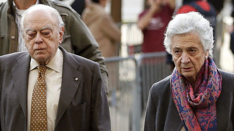 Jordi Pujol y su mujer, escrachados al llegar a los juzgados para declarar como imputados