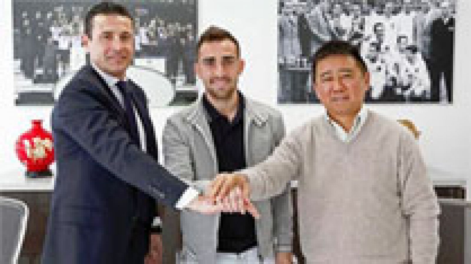 El jugador del Valencia CF Paco Alcácer ha renovado este martes con el club valencianista hasta el 30 de junio de 2020 y permanecerá así cinco años más en Mestalla, un motivo de "orgullo" para un delantero formado en la cantera y que es uno de los hombres fuertes del proyecto del recientemente renovado técnico Nuno Espírito Santo.