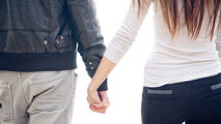 Jóvenes que ven "inevitable" controlar a su pareja