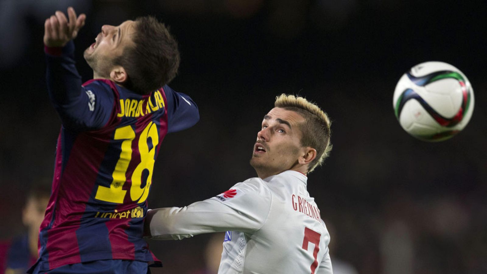 Los aficionados atléticos siguen acercándose a las taquillas del Vicente Calderón para comprar entradas para el partido de vuelta de los cuartos de final de la Copa del Rey ante el Barça, donde los rojiblancos deben remontar el 1-0 recibido hace una semana en el Camp Nou.