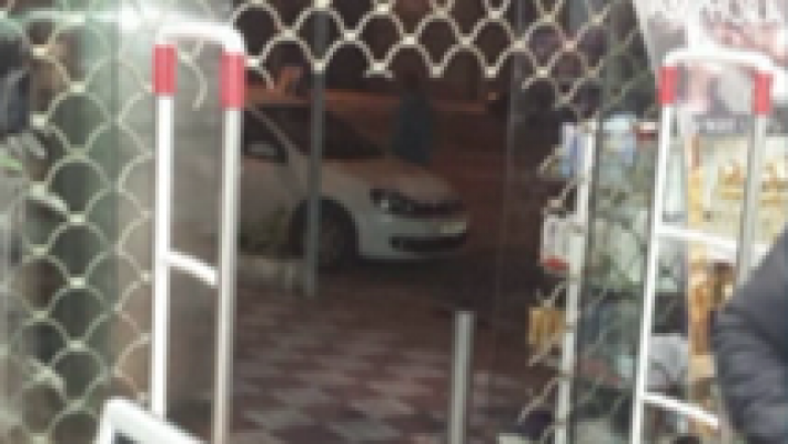 España Directo - Desvalijan una perfumería en Albolote por el método del butr