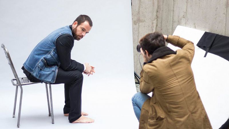 Entrevista a Carles Francino, protagonista de Víctor Ros, sobre la serie, la moda y su colaboración con la firma de sastrería masculina García Madrid