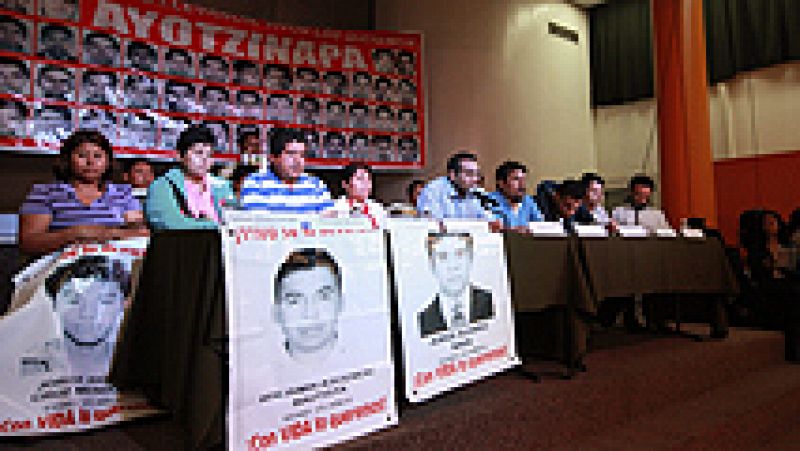 Los padres de los estudiantes desaparecidos en Iguala rechazan la versión de la fiscalía  
