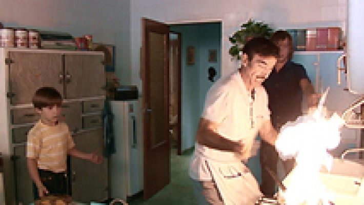 Cuéntame cómo pasó - Antonio, a punto de quemar la cocina