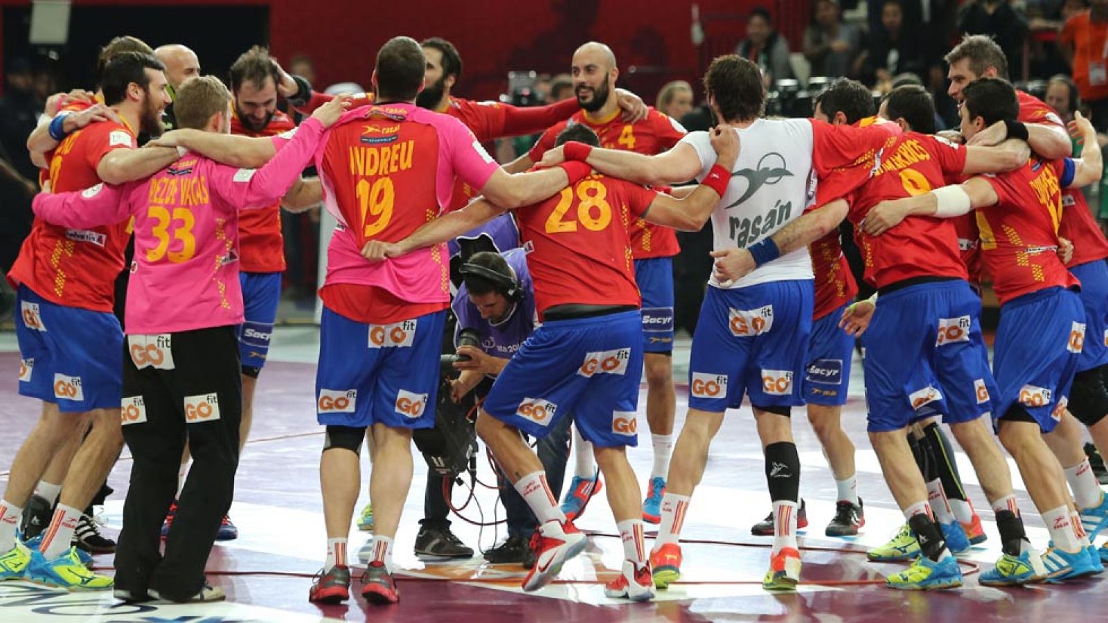 Sensacional triunfo de la selección española de balonmano ante Dinamarca en el Mundial de Catar con un gol de Joan Cañellas en el últimos egundo de partido. España ya está en semifinales y luchará por las medallas. 