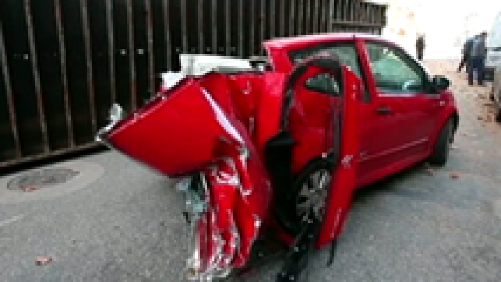 Sobrevive tras caerle un contenedor encima del coche 