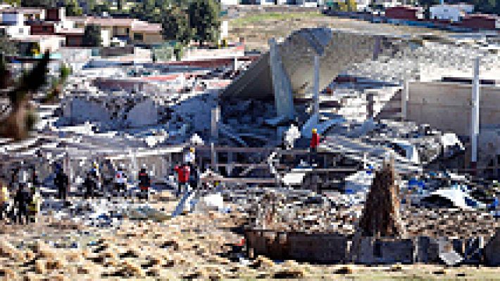 Al menos siete muertos al explotar un camión de gas frente a un hospital en México 