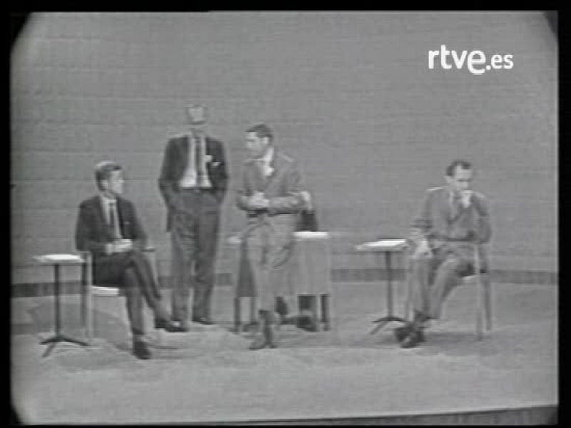  Los candidatos estadounidenses a la presidencia del gobierno, Richard Nixon y John F. Kennedy se enfrentan al primer debate televisado en su carrera por la Casa Blanca en 1960. 