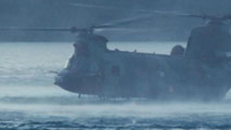 El Ejército de Tierra muestra un amerizaje controlado de un helicóptero