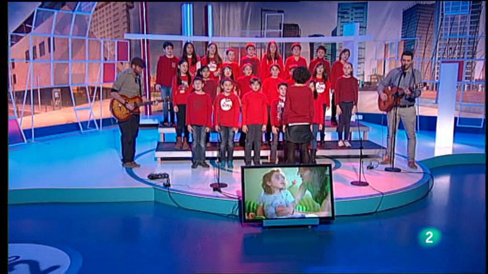 Para Todos La 2 - Actuación - Coro de la Escuela Lavínia, acompañados a la guitarra por José Luis Santiso