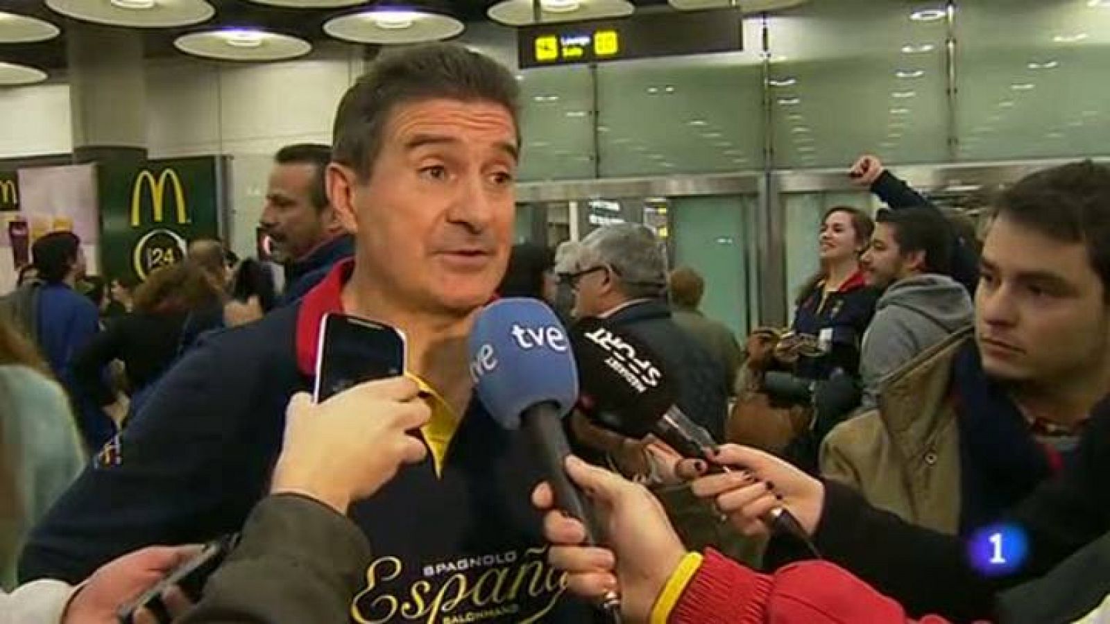 El seleccionador español de balonmano, Manolo Cadenas, valoró a su llegada a madrid el esfuerzo realizado por sus jugadores en el Mundial de Catar, donde la selección española fue cuarta, aunque reconoció que a ese trabajo le ha faltado "la recompens