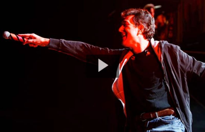 Manolo García ha presentado en concierto en el Palacio de los Deportes de Madrid su último trabajo 'Saldremos a la lluvia'. Los fans ha aclamado sobre todo sus canciones de siempre. 