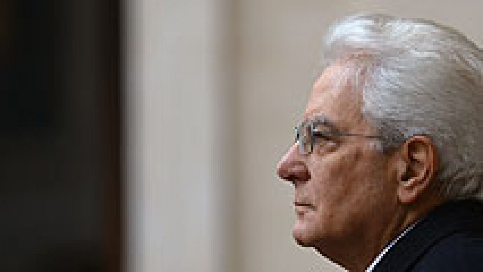   El nuevo presidente de la República italiana, Sergio Mattarella, ha jurado este martes su cargo ante el Parlamento italiano reunido en pleno. En su discurso, Mattarella ha advertido de las consecuencias sociales de la crisis económica, ha pedido un "cambio de ciclo económico" y se ha referido a la corrupción, la mafia y el terrorismo.