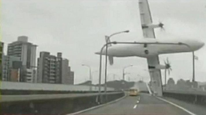 Varios muertos al caer a un río un avión en Taiwan