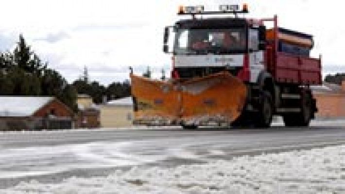 La nieve complica el tráfico y provoca cortes en las autopistas AP-2 y AP-7 en Cataluña 