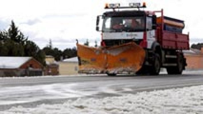 Informativo 24h - La nieve complica el tráfico y provoca cortes en las autopistas AP-2 y AP-7 en Cataluña