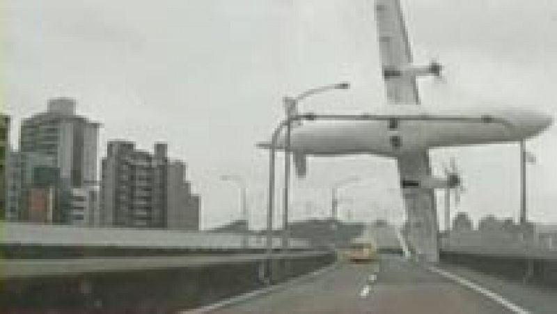 Imágenes del momento en el que un avión golpea un puente y se precipita a un río en Taiwan