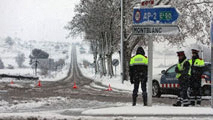 Telediario 1 - La nieve obliga al cierre de muchas carretera