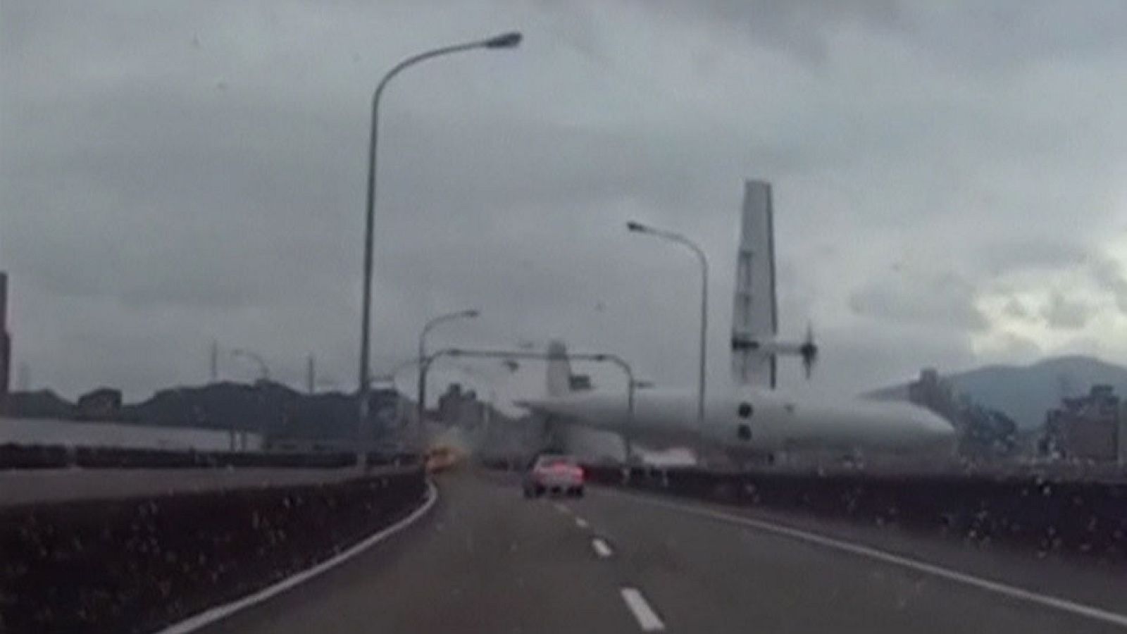 Espectaculares imágenes del accidente de un avión en Taiwán